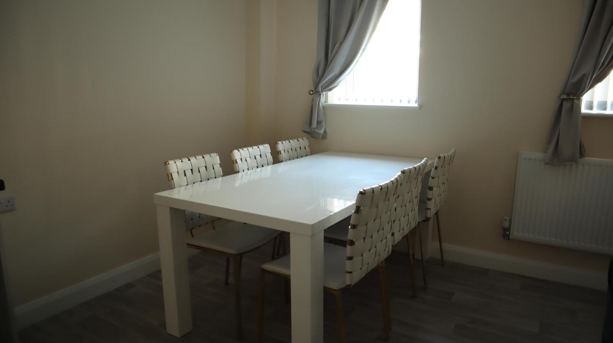Brand New Apartments With Open Plan Kitchens & Diner , Free Wifi & Netflix Included Burton-upon-Trent Exterior photo